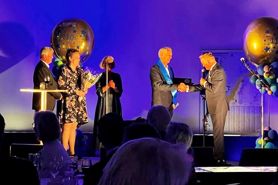 Vinner av Årets Lærebedrift 2023: På scenen for å ta i mot prisen var nøkkelpersonen i lærebedrift-suksessen Anja Vatndal og daglig leder Kato Lidahl fra Nilsson Haras AS. Foto: Lånt av Orin