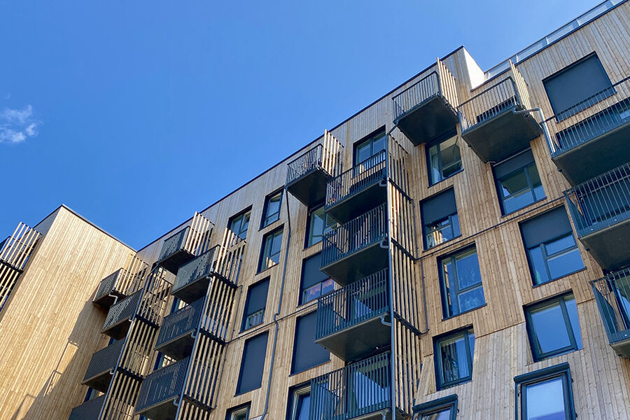 Sofienberggata 7 på Grünerløkka har fått nye høyisolerende fasader, nytt ventilasjonsanlegg, energibrønner og solenergi på tak og fasader.