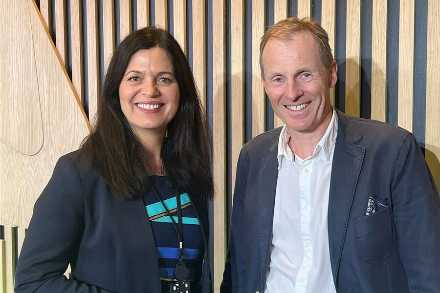 På bildet ser vi, Nina Solli, BNLs adm. direktør, og den nye styrelederen i BNL, Eirik Gjelsvik.