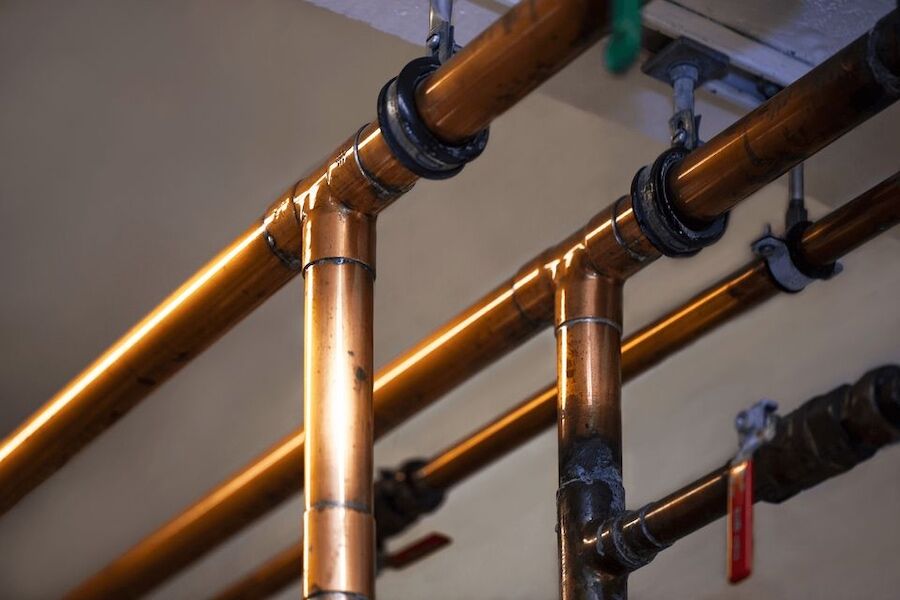 Bildet viser synlige vannrør av kobber med loddeskjøt. Foto: SINTEF