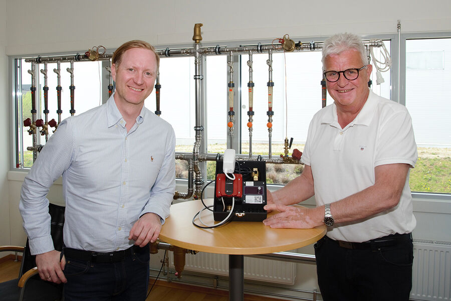 Den er liten, kompakt og lett å installere. Men først og fremst er TA-Smart en toveis reguleringsventil som sørger for nøyaktig og stabil regulering, også ved svært lav gjennomstrømning (flow), sier Michael Jacobsen og Ove Hjelleset, henholdsvis produktsjef Balancing & Control og daglig leder i IMI Hydronic Engineering AS.