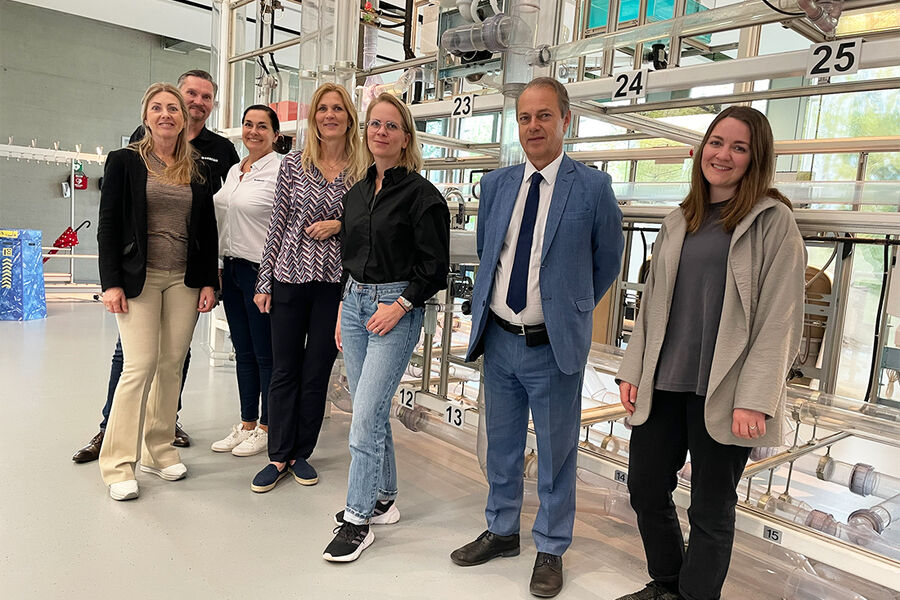 Den norske kontingenten som har vært på besøk hos Geberit`s fabrikk i Sveits: Fra venstre: Unn Brit Slåtsveen, Konekta AS, Odd Skriden og Vibeke Lund Skeide, Geberit AS, Line Ekroll Dyb, Konekta AS, Ingrid Sofie Solstad, Åge Nilsen AS, H. Kläsi, Geberit, og Maren Torgunrud Bollum, Konekta AS.