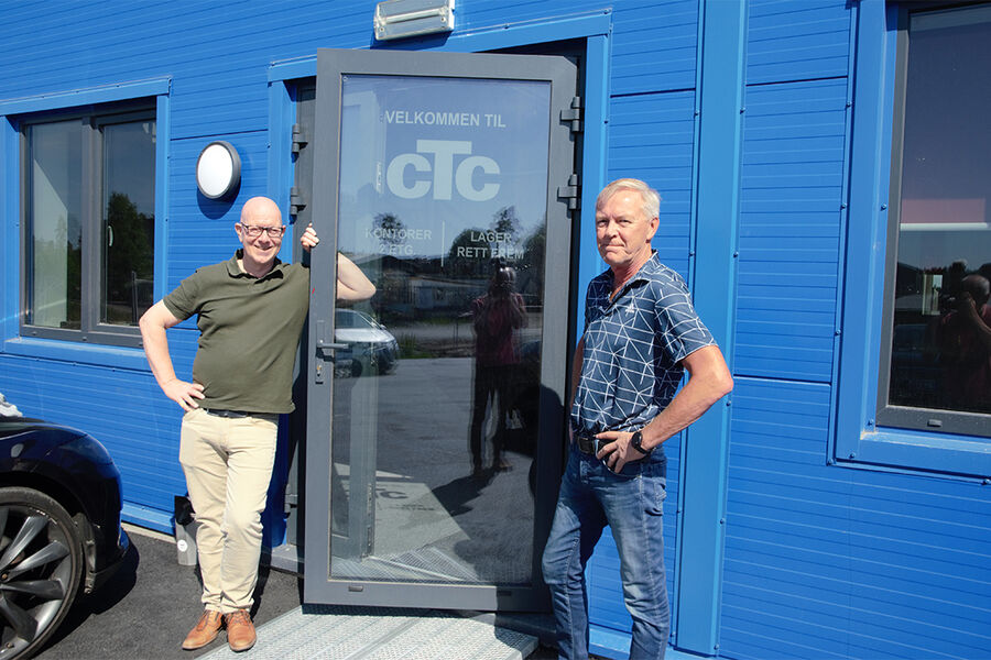 CTCs daglige leder Ole Andreas Valnes og innkjøpsansvarlig Torleif Brekke, her foran det nye bygget og lokalene på Oppaker, kan fortelle at den gode utviklingen de har hatt i det norske markedet de siste årene, fortsetter i høy fart. Fjoråret ser ut til å bli slått med god margin i år, forteller de.