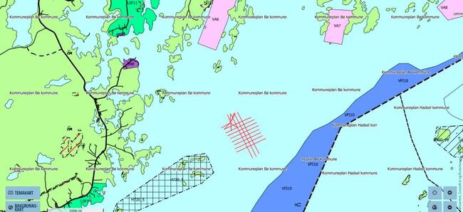 Bildet viser tenkt akvakulturanlegg plassert inn i eksisterende arealplans kart. Her ser man også avsatte akvakulturområder i dag (VA6 Uvåg, VA 7 Mikkelsøy og VA8 Hellfjorden) og områder avsatt til fiskeri (VFI 10). Naturreservatet på Hongværan og regulert område på Straumsnes og Ringstad kommer også fram på kartet.