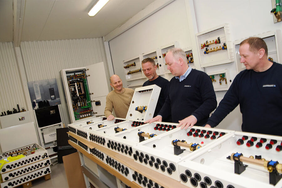 Teknisk sjef Svein Ole Grøsland og salgssjef Johnny Kvalheim hos Armaturjonsson gleder seg over stadig større etterspørsel av prefabrikkerte løsninger. I tillegg til hyllevarene, kan vi skreddersy skap etter kundenes spesifikasjoner, sier de. Her ser vi fra produksjonen i Sandefjord hvor prefabskapene ligger på rekke og rad. Fra venstre, Ole Fredrik Strøm, Jan Helge Holte, Johnny Kvalheim, og Svein Ole Grøsland.