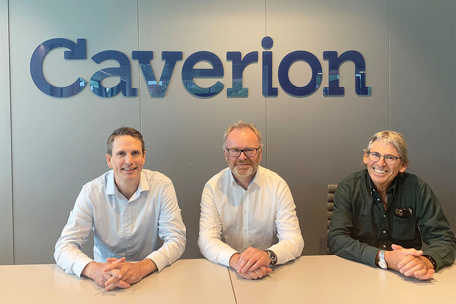 å bildet ser vi fra venstre, Sindre Larsen, daglig leder, og Roar Larsen til høyre fra VVS Teknikk, og i midten Knut Gaaserud, adm.dir. i Caverion, har signert avtalen om å slå sammen de to fagmiljøene i Ålesund.