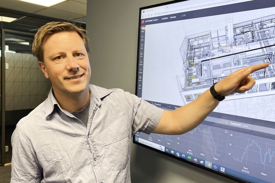 Magne Ganz viser fram den digitale tvillingen av Ticonbygget | Foto: Cato A. Mørk