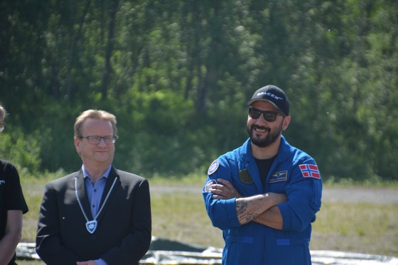 Ordfører og astronautkandidat Shahinian på idrettsplassen