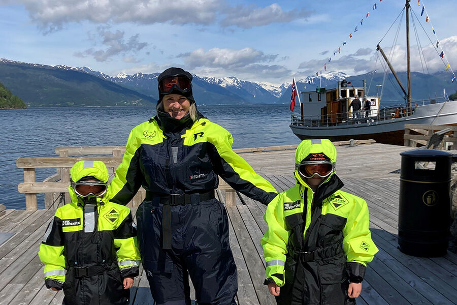 Markedssjef Linn Borlaug Grønningen, i Linn Bad, er opptatt av opplevelser og reiser i både inn- og utland. Hun forteller at hun fortsatt har mye usett i sin egen regionen også. På bildet er hun og barna klare for en fartsfylt ribtur på Sognefjorden.