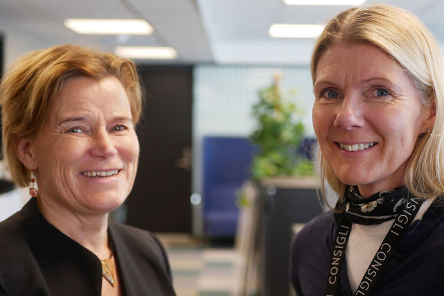 Administrerende direktør i Norsk Kommunalteknisk Forening, Kirsti Kierulf (t.v.) og Consigli-gründer Janne Aas-Jakobsen. Foto: Sindre Haarr