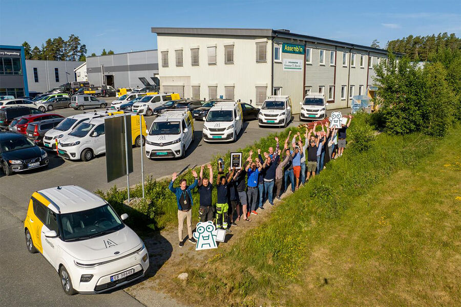 Et knippe ansatte fra avdelingene i Sarpsborg som viser at de setter pris på utmerkelsen de fikk. Foto: Tobias Nordli.