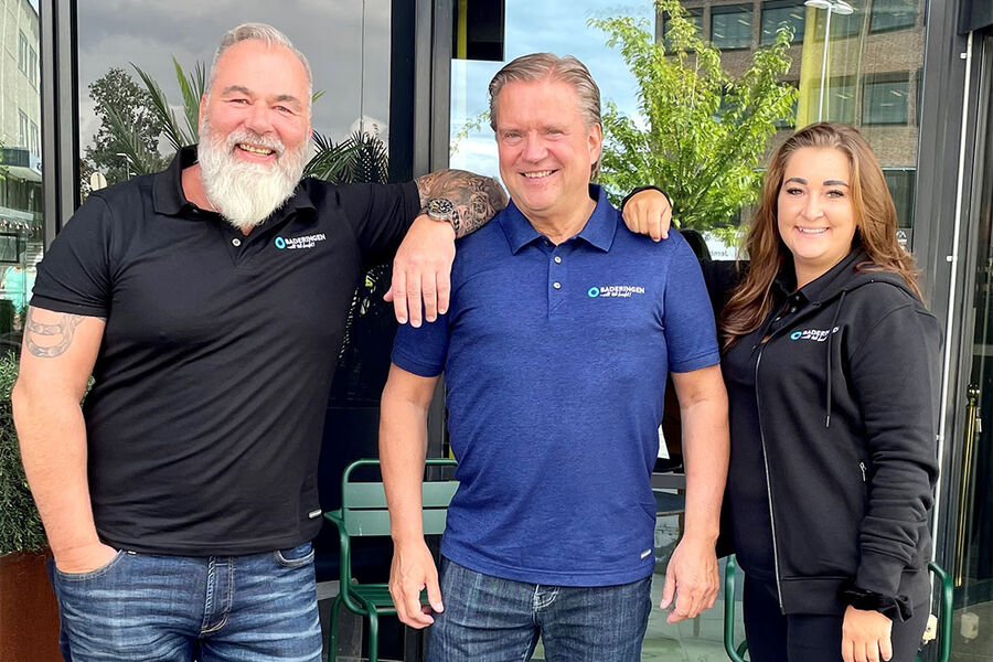 Baderingen har styrket kjedekontoret med to nye medarbeidere, i henholdsvis Jan Christian Heggeli og Ane Soløst. Her sammen med daglig leder i kjeden, Tom G. Bogstrand i midten.