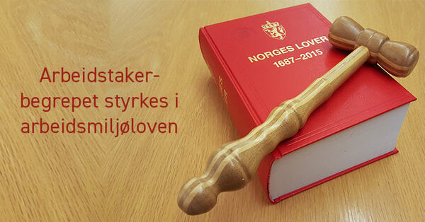 Bilde av boken Norges Lover med en dommerklubbe oppå