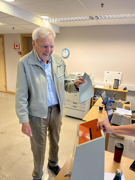 Første forhåndstemmegiver i valg 2023, Tore Chruickshank avgir stemme