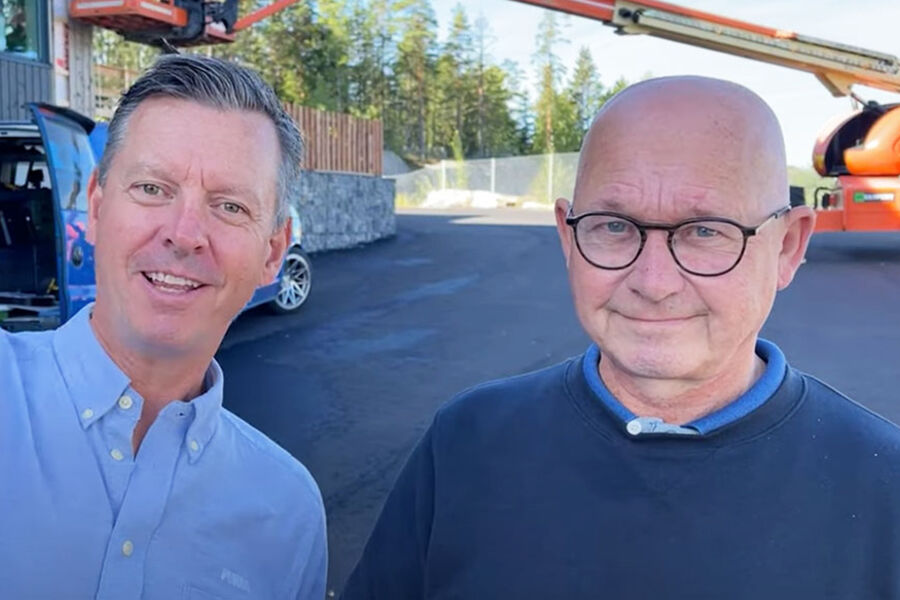 Da Jan Gøransson ble daglig leder i Joti i 2003, måtte han trimme organisasjonen for å gjøre noe med underskuddet på 2,5 millioner kroner. Salg av radiatorer og støpejernsrør var for lite lønnsomt. Her ser vi Jan sammen med salgssjef Søren B.Knudsen foran deres nye bygg på Langhus.