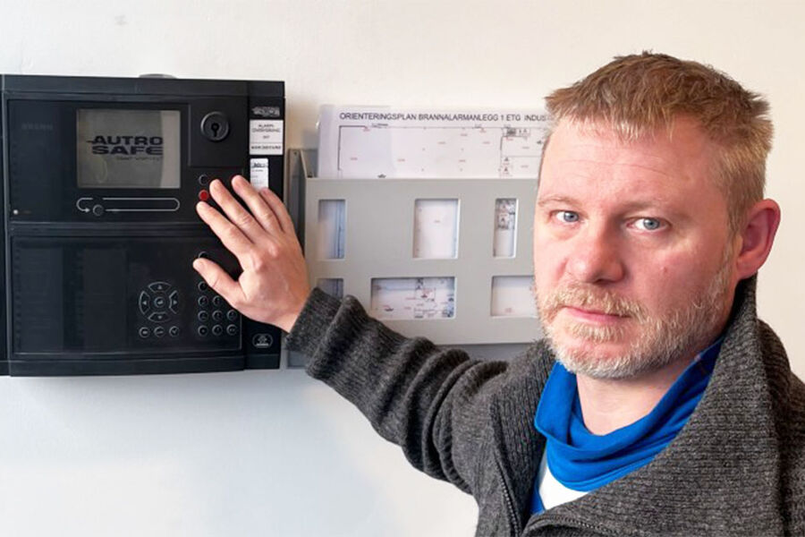 Brannalarmanlegg er trygghet sier Ante Salte Andersen. Det er eiers ansvar og sørge for kontroll og service. Foto: Øyvind Sørensen.