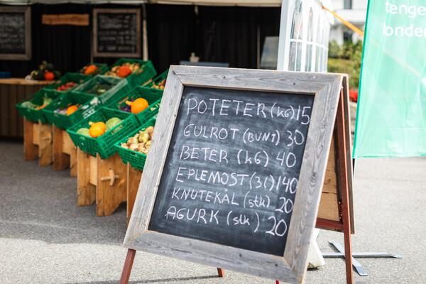 Skilt og kasser med grønnsaker