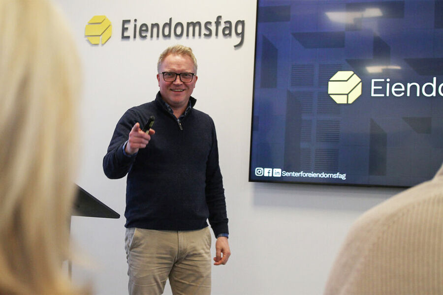 Even Stenvaag Leira hos Eiendomsfag sitter tett på den raske utviklingen.