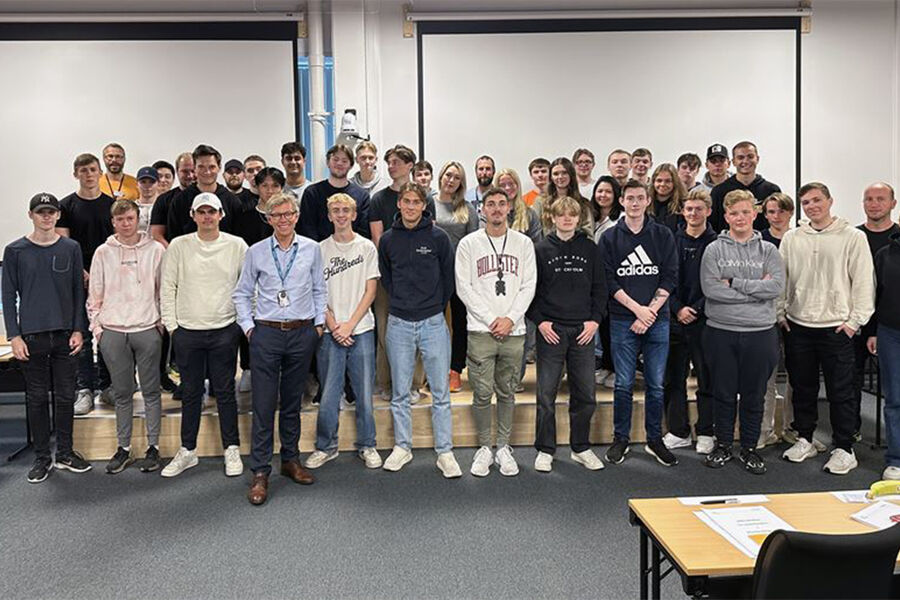 Første dag i læra: – Det er fint å møte ungdommene på dag én, sier Tore Bakke, administrerende direktør i Bravida Norge (fjerdemann fra venstre på første rad). Han besøkte Bravidas region Midt, der 39.