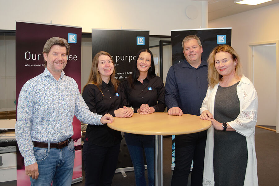 LK Systems blir bronsepartner i Ingeborg-nettverket, som en naturlig del av selskapets økte fokus på kvinner i bransjen. Denne uken fikk selskapet besøk av Eli Heyerdahl Eide fra Ingeborg-nettverket. På bildet ser vi fra venstre markedssjef Jarle Amble, controller Kristine Sandbu, distriktsansvarlig Østfold og Follo Heidi Oseth, daglig leder Thomas Strand, alle LK Systems, og Eli Hermine Heyerdahl Eide.