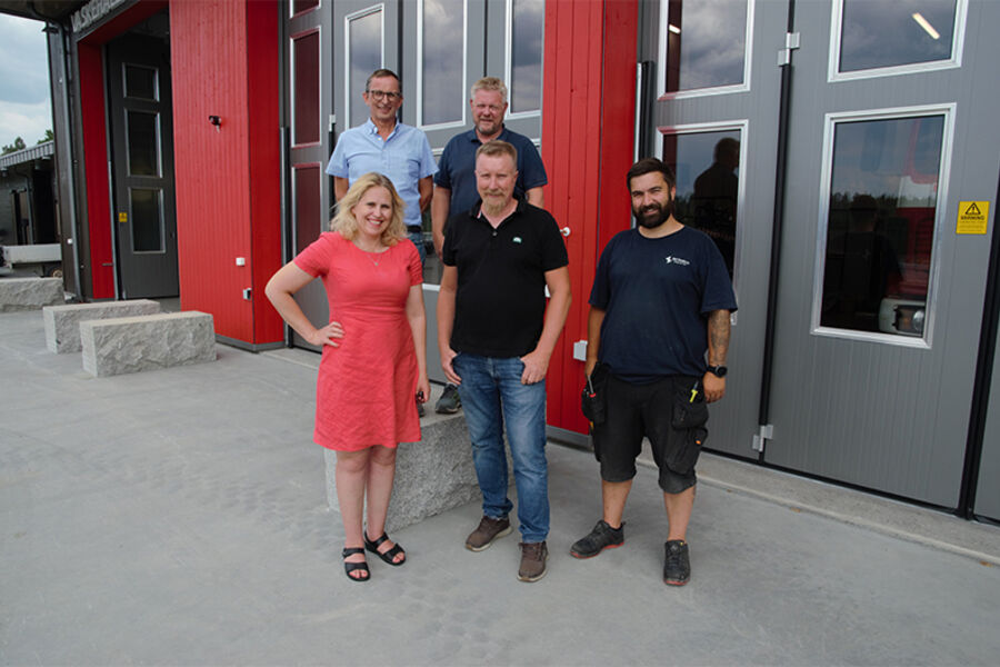 Et fornøyd knippe aktører som kan beskue det nye beredskapssenteret i Eidskog kommune. Foran fra venstre: Ordfører Kamilla Thue i Eidskog, Morten Aaserud, distriksansvarlig Innlandet, Viken, Vestfold og Telemark for CTC Ferrofil AS, rørlegger Ole Henrik Aarstad, Ivar Trandem AS,. Bak fra venstre daglig leder Ivar Trandem, i rørleggerbedriften Kjell Trandem AS, og Hans Petter Walmann, leder for kommunens eiendomsforvaltning.