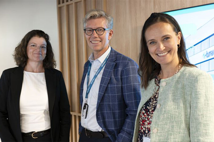 INN I LEDERGRUPPA: Tore Bakke (adm. dir. i Bravida Norge) ønsker Nan Rogstad (t.v.) velkommen som divisjonsdirektør for Divisjon Vekstområder og inn i Bravida Norges ledergruppe. Ny CFO Susanne Larsen (t.h.) trer også inn i ledergruppa.