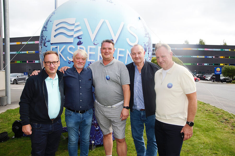 På bildet ser vi daglig leder i VVS Eksperten sammen styret i kjeden. Fra venstre, Kai Johnsen, daglig leder VVS Eksperten, Arild Brekke, Brekke Sanitær AS, Dagfinn Fanebust, Rørkompaniet AS, Frank Løhre, Løhre VVS, og Helge Ranheim, Østlandske VVS, og styreleder i VVS Eksperten. Tor Roger Haugen, Haugen Rør, var ikke tilstede da bildet ble tatt.
