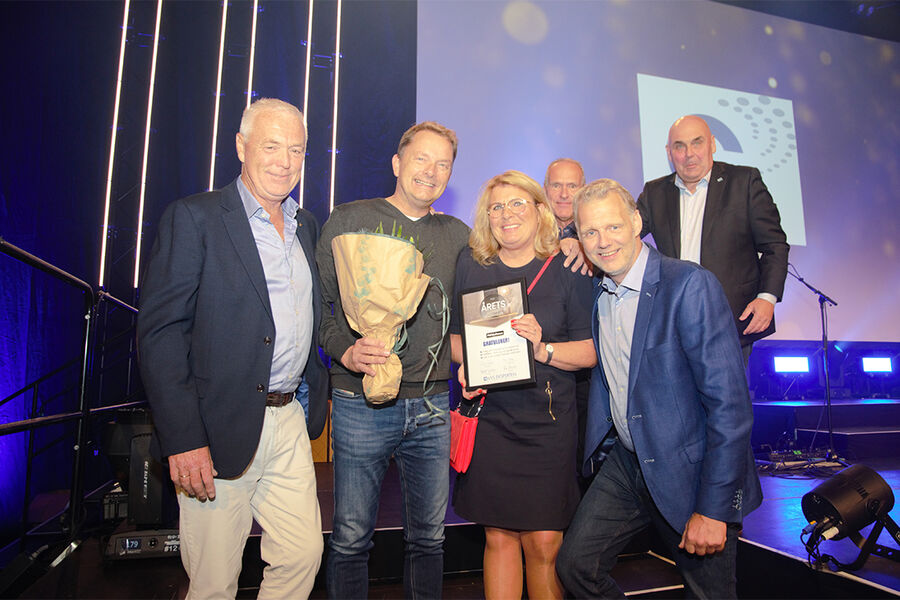 I år var det FM Mattsson AS som ble valgt til årets grossistleverandør av VVS Eksperten. En stolt gjeng rett etter mottakelsen av premien. På bildet ser vi fra venstre, Ola Asbjørnsen, Lasse Pedersen, Nina Eggen, Arnt Erik Lindseth. Bak fra venstre, Bjarne Barlaug og Olav Råken, avtaleansvarlige i VVS Eksperten.