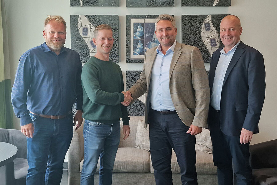 Instalco kjøper 100 prosent av aksjene i URD Klima Sandnes AS. Her ser vi divisjonssjef Roger Aksnes i Instalco, og Vidar Mong, daglig leder i URD Klima Sandnes AS, etter at avtalen er signert.