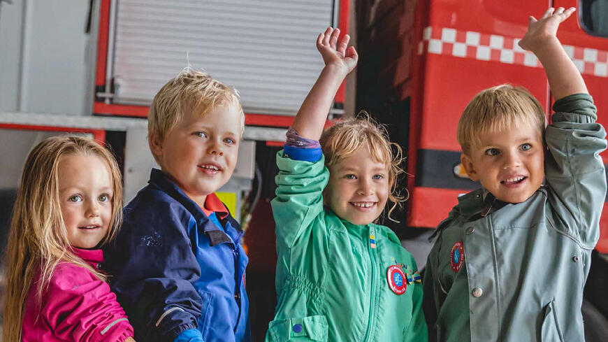 Barn som besøker åpen brannstasjon