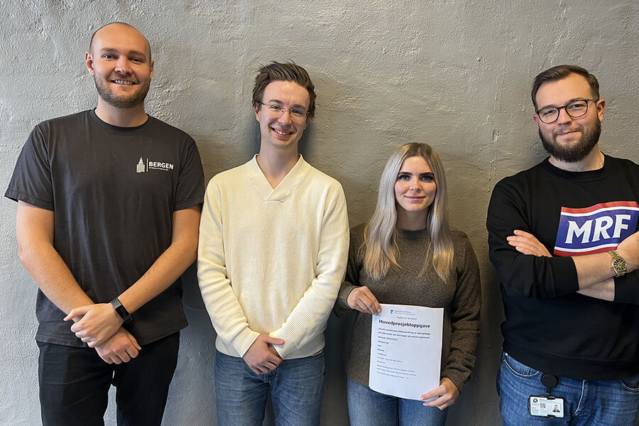 Nicolai Bowitz Arefjord, Sondre Dingsør-Totland, Julie Haga Johnstad , og Håkon Fyllingsnes er fire KEM studenter ved Fagskulen Vestland som har lagd hovedprosjektoppgave rundt teamet lekkasjesikringstematikken. – Selv om det skrives nesten daglig om denne problematikken, fortsetter vannskadene med uforminsket styrke. Hvorfor kommer ikke bransjen videre på dette området, ønsket vi fordype oss i.