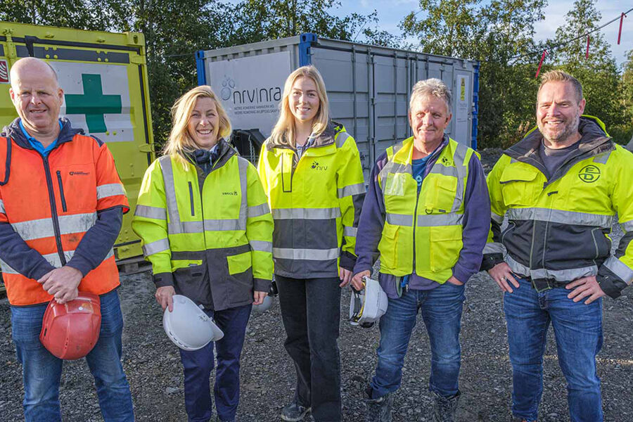 SAMARBEID: F.v. Prosjektleder Rolf Anders Faraas i Brødrene Gudbrandsen AS, rådgiver Hilde Aas i Sweco, prosjektleder Helene Storlien i NRVA, byggeleder Morten Engerdahl i NRVA og daglig leder Roger Trøsviken i Eco Drilling AS. (Alle foto: Jørn Søderholm, Praktisk Talt AS)