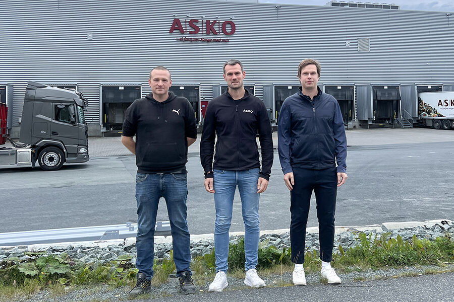 På bildet ser vi fra venstre: Hovedprosjektleder Eskil Hovin i Bravidas serviceelektroavdeling for næringsbygg i Trondheim, Fredrik Børgesen, driftssjef i ASKO Midt-Norge AS, og Mikael Gunnarson, serviceleder i Bravidas serviceavdeling for VVS og klima i Trondheim.