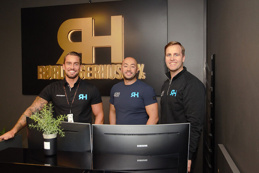 – Vi har vært bevisste på å ha flere bein å stå på, samt stor grad av tilgjengelighet, sier de to gründerne Mikkel Hestnes og Firat Demirbas. Daglig leder Henrik Plaum er økonom av yrke, og sørger for at bedriften alltid har kontroll på økonomien og dokumentasjon også i de mest hektiske vekstperiodene.  