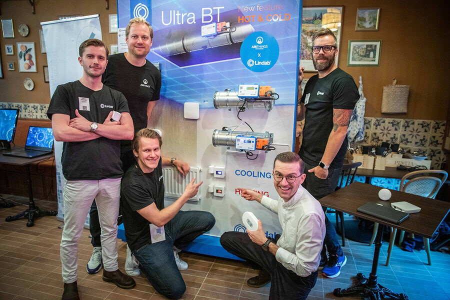 Lindab og Airthings har sammen utviklet en løsning som ikke bare styrer ventilasjon, men som også tar kontroll over oppvarming og kjøling i både gamle og nye bygg. Her ser vi en engasjert gjeng fra Lindab og Airthings vise frem produktet som skal styre både ventilasjon, oppvarming og kjøling i bygg.