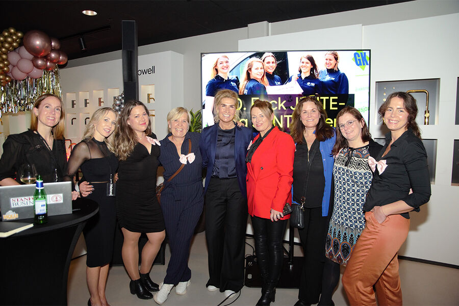 Her ser vi gjengen som hadde stelt i stand til stor fest, Tapwell og hele styret i Ingeborg-nettverket: Fra venstre, Linda Tiltnes , Tapwell, Helene Haugen Tapwell, Marie Linn Havsgård, Christine Sanner, Benja Stig Fagerland (foredragsholder),Eli Heyerdahl Eide, Ellen Øiesvold Palsèn, Kristin Engely, og Pernille Snustad-Setsaas.