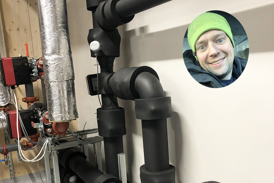 Arve Bjørnethun, rørlegger i Caverion Norge avdeling Sogndal og Årdal, opplever at små tekniske rom og dårlig prosjektering skaper utfordringer for rørleggere som driver med isolering av rør.