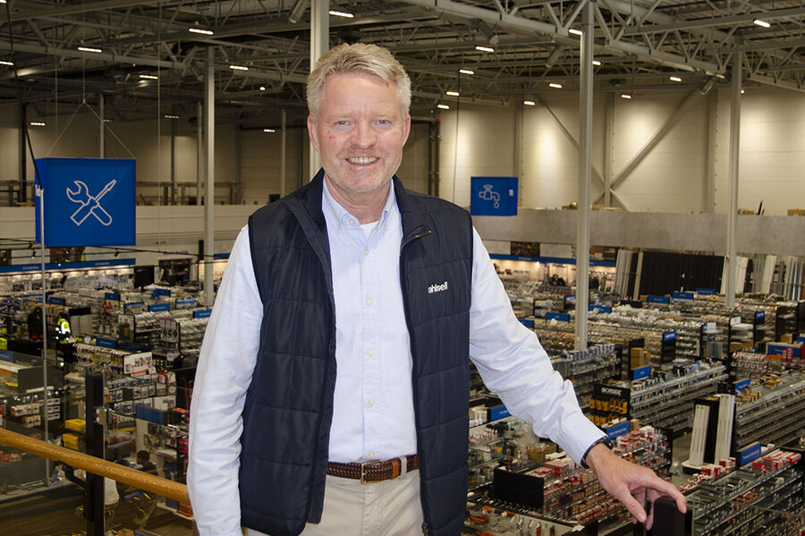 Runar Hansesætre, adm.dir. i Ahlsell Norge, forteller at Ahlsell fortsetter å bygge videre på deres fremtidsfilosofi og sikre utvidelser og leveranser for et fortsatt offensivt Ahlsell i Norge.