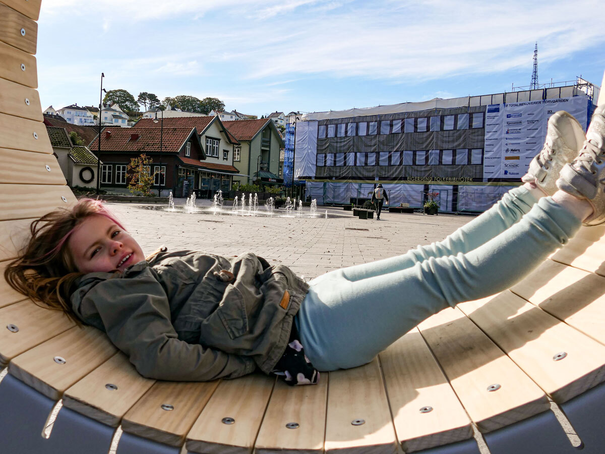 Flott benk på torget i Egersund