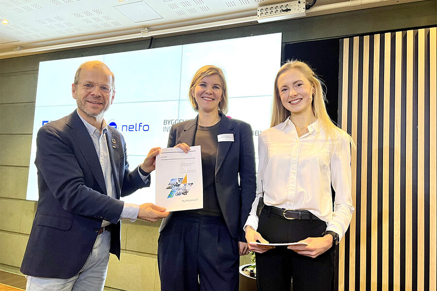 Heikki E. Holmås fra EBA og Oda Hjelme fra Multiconsult overleverer rapporten om lønnsom solkraft på bygg til statssekretær Elisabeth Sæther fra Olje- og energidepartementet | Foto: Multiconsult/Cato A. Mørk