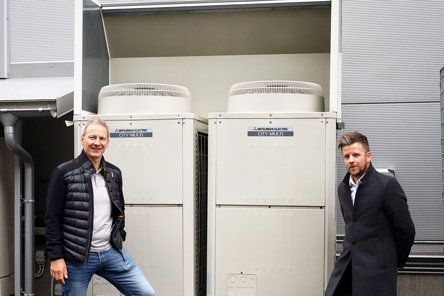 Erik Stensrud (venstre) og Aleksander Aaker foran en VRF multi som Mitsibushi også benytter på deres eget hovedkontor.
