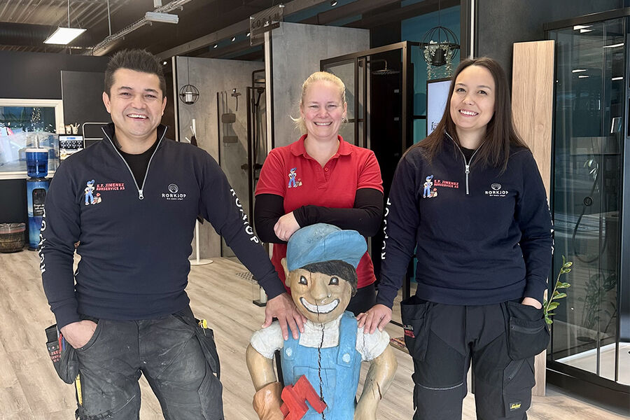 Trefiguren «Rørlegger’n» hilser blidt når du går inn dørene til Rørkjøp-medlem E.F. JIMENEZ RØRSERVICE AS i Horten. – Han er symbolet på hva du får hos oss, sier Edgar F. Jimenez, daglig leder og eier i bedriften; - høy servicegrad og brede smil. Fra venstre: Daglig leder Edgar F. Jimenez, butikkansvarlig Tina Gjelseth, rørleggerlærling Mariel Alexandra Hernes.