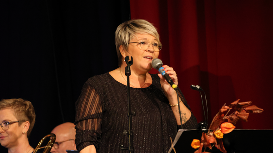 Linda Engan synger er solist og konferansier