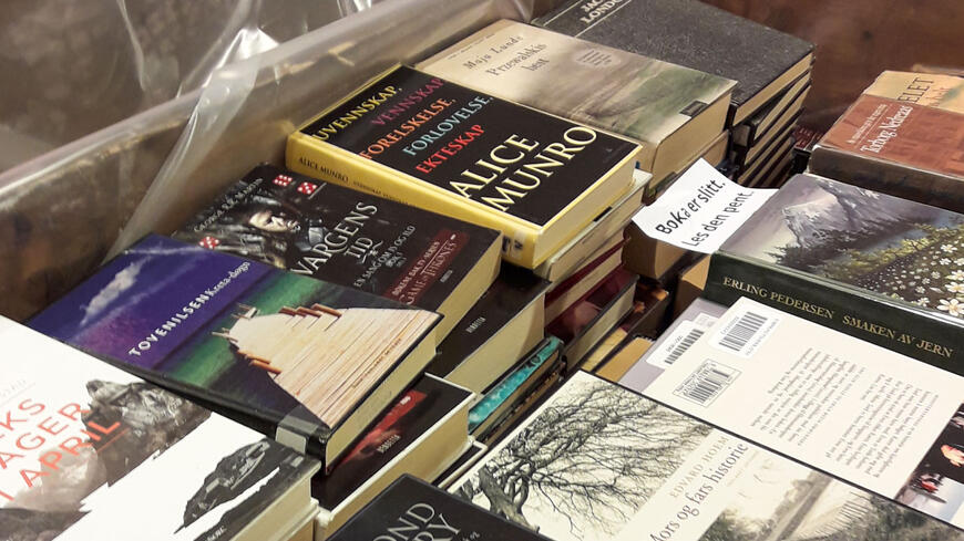 Bøker som er pakket ned i plast