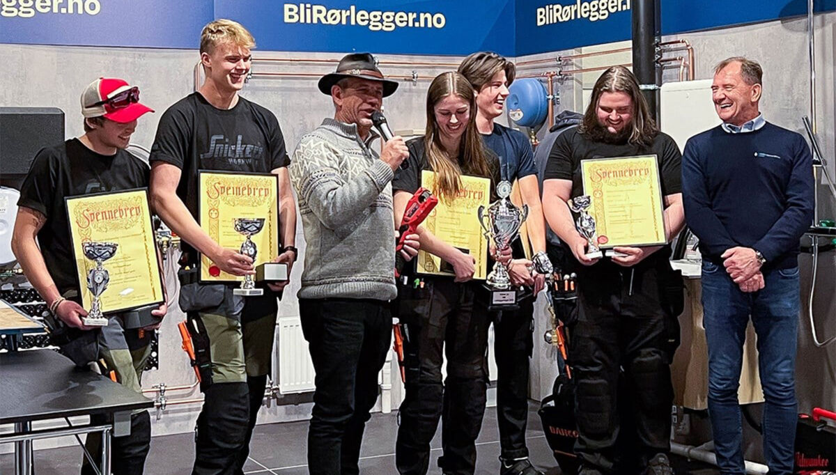Fra venstre: Theodor Hofstad, Andreas Støle, Lothepus, Julie Forseth, Petter Strande Lønhaug og Oddgeir Tobiassen fra Rørentreprenørene Norge.