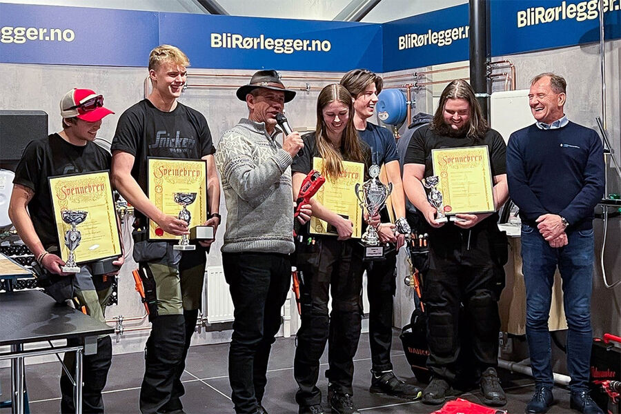 Fra venstre: Theodor Hofstad, Andreas Støle, Lothepus, Julie Forseth, Petter Strande Lønhaug og Oddgeir Tobiassen fra Rørentreprenørene Norge. Foto: RørNorge