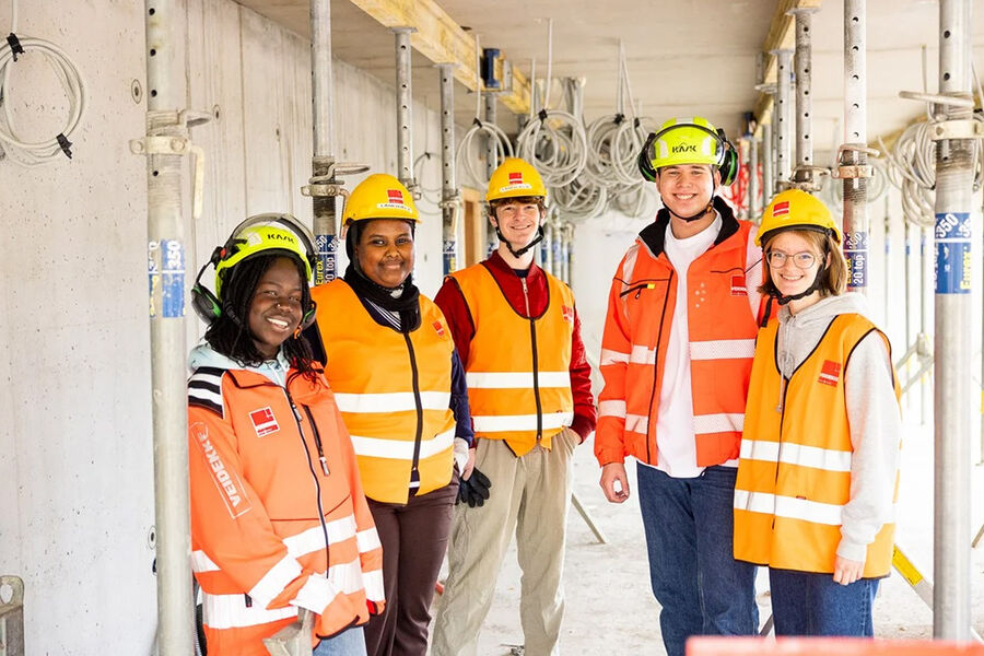 Ungdom fra OD fikk besøke en av byggeplassene til Veidekke. Vi takker så mye for hjelpen! Foto: Operasjon Dagsverk