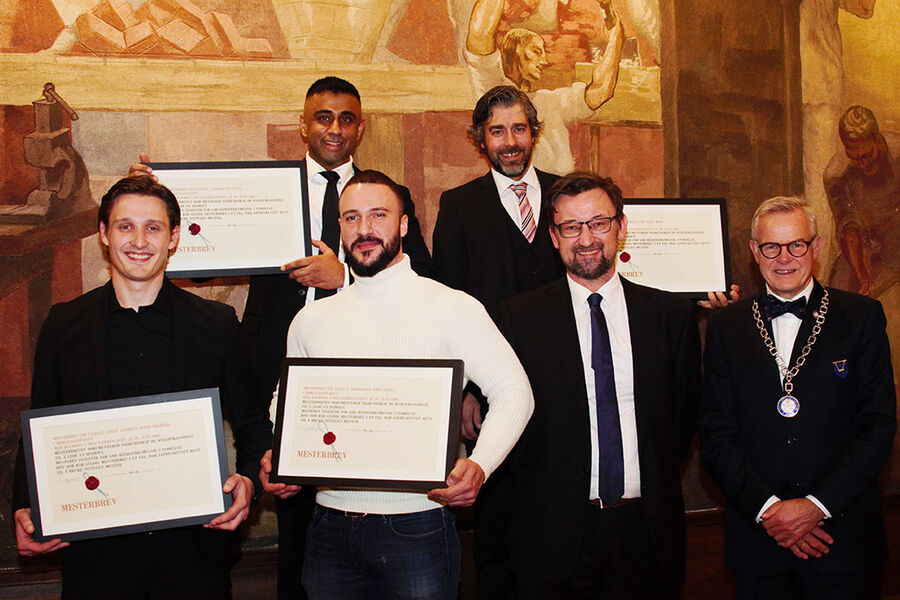 På bildet ser vi de ferske rørleggermesterne. Foran fra venstre Terje Andreas Wold Solberg, Vannteknikk AS, Mohammed Amir Secici, Aquarør AS, Senior rådgiver Andrè Kristiansen, Mesterbrevnemda, og Oldermann Erik Jensen i Oslo Rørleggerlaug. Bak fra venstre Sarfraz Hussein, Høybråten Rørleggerbedrift AS, og Lars Erik Muri, Rørpartner Varme og Sanitær AS.