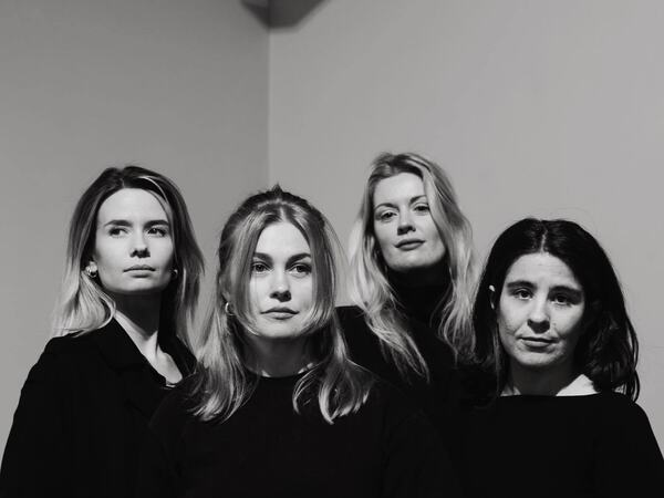 «Dødsfordriv» er en kollektivutstilling av og med (fra v.) Sofie Almåsvold, Oda Charlotte Hilleren, Hannah Hurvenes Clarke og Elena Haugen Kyriakou..