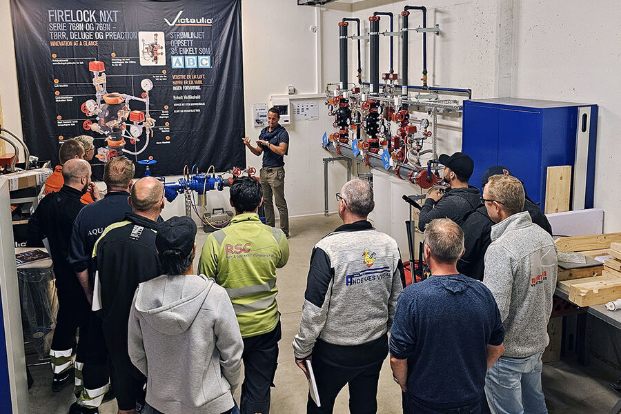 Tom Fjordvang i Resideo holder innlegg fra den siste samlingen de hadde rørleggere på kurs ved kompetansesenteret til Ahlsell på Kløfta.